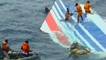 Les marins de l'armée brésilienne ont repêché la dérive de l'Airbus A330 AF 447 (France 2)