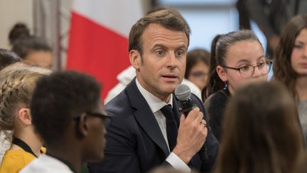 Emmanuel Macron lors d'un débat avec des jeunes à Beaupré-en-Mauges (Maine-et-Loire) le 28 mars 2019 (ESTELLE RUIZ / NURPHOTO)