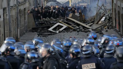 Des&nbsp;barricades ont &eacute;t&eacute; dress&eacute; &agrave; certains endroits du centre-ville. Et des casseurs font face aux forces de l'ordre.&nbsp; (STEPHANE MAHE / REUTERS)