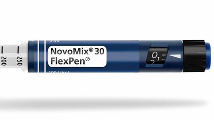 Une photo du&nbsp;NovoMix FlexPen, une cartouche d'insuline du fabricant danois&nbsp;Novo Nordisk qui rappelle, vendredi 25 octobre, ce produit &agrave; cause de cartouches mal dos&eacute;es. (PAUL SNELL / DPA / AFP)