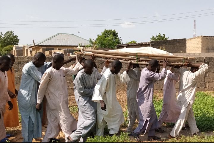 Des personnes endeuillées portent le corps d'une des victimes de l'attaque de Boko Haram le 28 septembre 2019 à Gajiram, dans l'État de Borno. (AUDU MARTE / AFP)