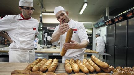 Un apprenti boulanger à l'Institut national de boulangerie et de pâtisserie à Rouen, en novembre 2012. (CHARLY TRIBALLEAU / AFP)