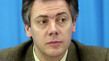 L'entraîneur de patinage Gilles Beyer lors d'une conférence de presse à Prague (République Tchèque), le 30 janvier 1999. (JACQUES DEMARTHON / AFP)