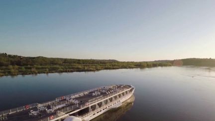 Dans votre 13 Heures en France, on va parler du retour des croisières fluviales sur la Loire, qui connaissent un fort succès. C’est aussi une curiosité, car il n’y a qu’un seul bateau à pouvoir naviguer sur la Loire, qui est peu profonde. (FRANCE 2)