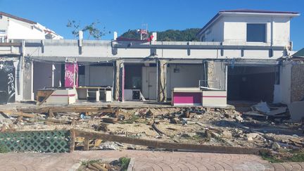 Six mois après l'ouragan Irma, les dégâts sont toujours visibles à Saint-Martin. (THIBAULT LEFEVRE / RADIOFRANCE)