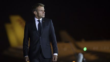 Emmanuel Macron, le 29 août 2021, à l'aéroport d'Erbil, en Irak. (AHSAN MOHAMMED AHMED AHMED / ANADOLU AGENCY / AFP)