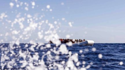 Des migrants sur une embarcation près des côtes libyennes, le 9 février 2020. (PABLO GARCIA / AFP)