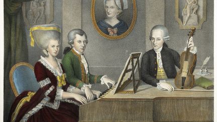 Wolfgang Amadeus Mozart avec sa sœur Nannerl et son père Leopold (à droite). (DEA / A. DAGLI ORTI / DE AGOSTINI EDITORIAL)