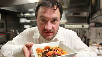 &nbsp; (Le chef Yves Camdeborde aux fourneaux dans son restaurant parisien, à St-Germain © MaxPPP)