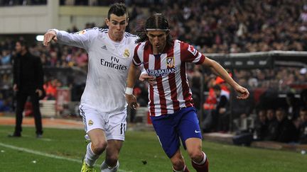 Gareth Bale et Filipe Luis au coude à coude