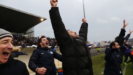 La joie de l'entraîneur de Granville, Johan Gallon, après la victoire de son équipe face aux Girondins de Bordeaux, dimanche 7 janvier. (CHARLY TRIBALLEAU / AFP)