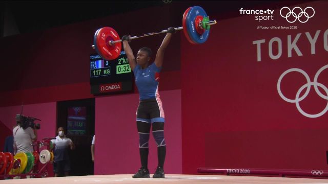 Dora Meiriama Tchakounté échoue au pied du podium pour un petit kilo (213kg total) malgré une superbe prestation à l'arraché (96kg) et à l'épaulé-jeté (117kg). La Taïwanaise Hsing-Chun Kuo a survolé la compétition avec un total incroyable de 236 kg !