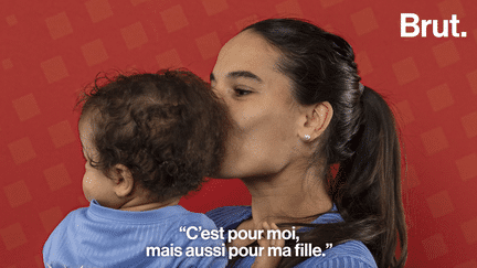 Alors que l’équipe de France entre en Coupe du Monde féminine, Amel Majri raconte son quotidien en tant que première footballeuse poursuivant sa carrière professionnelle après la naissance d’un enfant et participant au championnat.