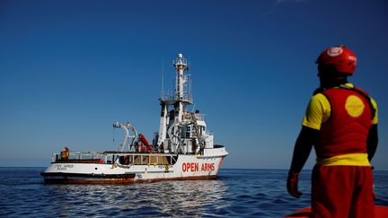 Le bateau de l'ONG Proactiva Open Arms, le 31 janvier, en mer Méditerranée. (ALKIS KONSTANTINIDIS / AFP)