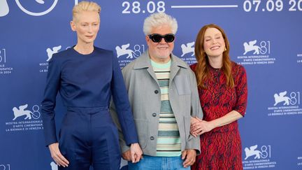 Tilda Swinton, Pedro Almodóvar et Julianne Moore à la Mostra de Venise pour la présentation du film "The Room Next Door", le 2 septembre 2024. (STARPIX / APA-PICTUREDESK)