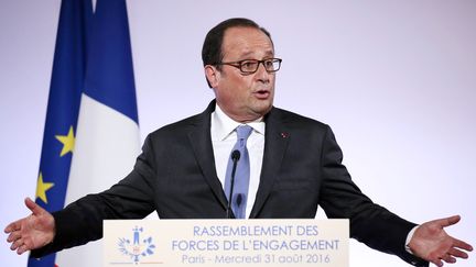 Hollande ironise sur le départ de Macron du gouvernement : "On ne peut rien faire tout seul"