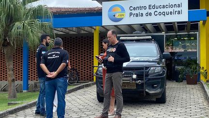 Des policiers se tiennent à l'entrée de l'une des deux écoles où une fusillade a eu lieu à Aracruz, État d'Espirito Santo au Brésil, le 25 novembre 2022.&nbsp; (KADIJA FERNANDES / AFP)