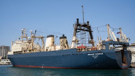 Un navire de pêche de type bateau-usine dans le port de Dakar au Senegal, (photo d'illustration, le 23 avril 2024). (NICOLAS REMENE / LE PICTORIUM / MAXPPP)