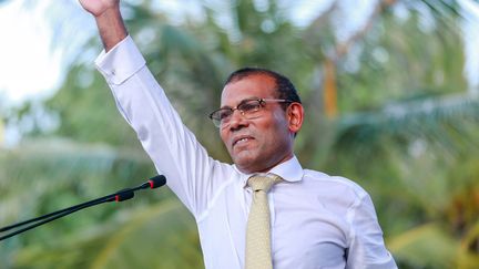 L'ancien président des Maldives Mohamed Nasheed salue la foule à son retour d'exil, le 1er novembre 2018, à Malé. (AHMED SHURAU / AFP)