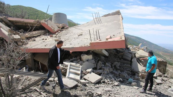 Residents of Kfar Hamam (southern Lebanon) inspect a building destroyed by an Israeli army strike, May 8, 2024. (RAMIZ DALLAH / ANADOLU / AFP)