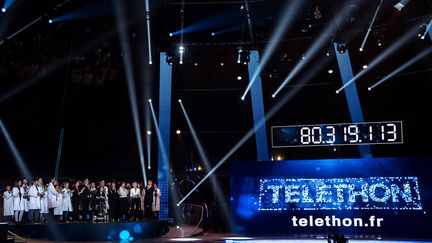 Plateau de télévision à la fin du téléthon 2016, à Paris, le 4 décembre 2016. (PHILIPPE LOPEZ / AFP)