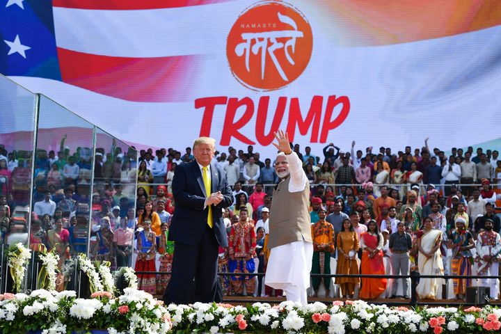 Le président américain Donald Trump et le Premier ministre indien Narendra Modi, lors d'un meeting à Motera (Inde), le 24 février 2020.&nbsp; (MANDEL NGAN / AFP)