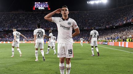 Rafael Borre célèbre son but inscrit en finale de la Ligue Europa entre les Glasgow Rangers et l'Eintracht Francfort, le 18 mai 2022. (CRISTINA QUICLER / AFP)