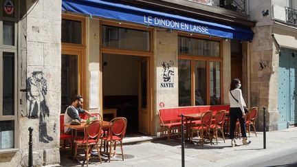 La terrasse de ce café est réouverte le 30 mai 2021 à Paris, pour la première phase de déconfinement. (MYRIAM TIRLER / HANS LUCAS / AFP)