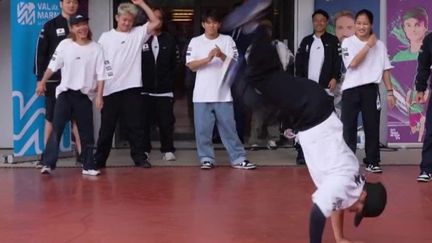 En résidence dans un centre chorégraphique à Vitry-sur-Seine (Val-de-Marne), l'équipe japonaise de breakdance est venue à la rencontre des Français. Le breakdance est une nouvelle discipline olympique qui fera partie du programme des Jeux olympiques de Paris 2024. (France 2)