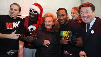 Lors de la cl&ocirc;ture de la 20e op&eacute;ration des pi&egrave;ces jaunes &agrave; Nice, le 11 f&eacute;vrier 2012.&nbsp;Bernadette Chirac&nbsp;pose avec l'artiste Moussier Tombola et du&nbsp;d&eacute;put&eacute;-maire UMP de Nice,&nbsp;Christian Estrosi. (  MAXPPP)