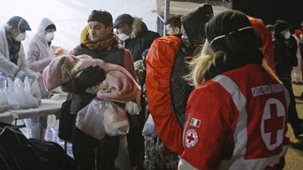 &nbsp; (450 migrants sont pris en charge par la Croix-Rouge avant d'être envoyés dans des centres d'accueil. © REUTERS/Stringer Italy)