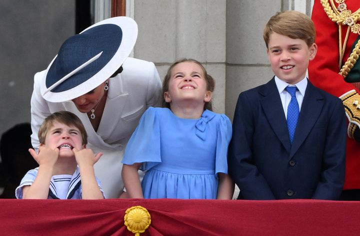 La duchesse de Cambridge, Kate, et ses trois enfants, George, Charlotte et Louis, sur le balcon du palais de Buckingham, le 2 juin 2022.&nbsp; (DANIEL LEAL / AFP)