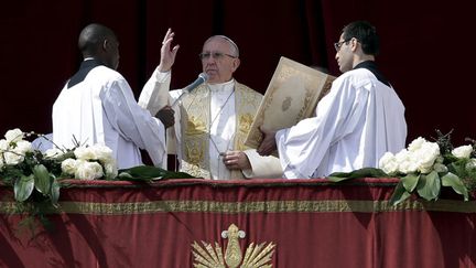 &nbsp; (Le pape François lors de son message de Pâques "Urbi et Orbi" dimanche à Rome © REUTERS/Max Rossi)