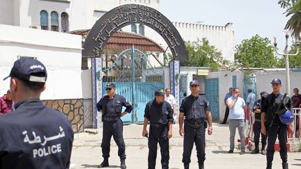 Des policiers algériens montent la garde dans la rue, avant l'arrivée de l'ancien Premier ministre algérien Abdelmalek Sellal à la prison d'El Harrach, dans la banlieue de la capitale Alger, le 13 juin 2019. (- / AFP)