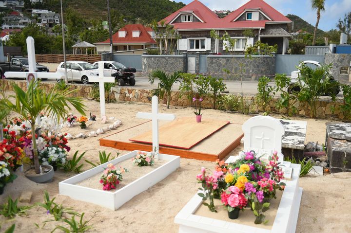 La tombe de Johnny Hallyday au cimetière de Lorient
 (Romain Maurice/Sipa)