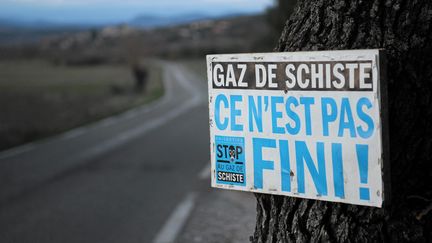 Une pancarte d'opposition &agrave; l'exploitation des gaz de schiste, le 21 janvier 2014 &agrave; Navacelles (Gard), dans les Cevennes. (ALEXIS BETHUNE / MAXPPP)