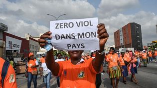 Manifestation organisée par le ministère de la Femme, de la Famille et de l'Enfance contre les violences basées sur le genre à Abidjan, le 4 décembre 2021. (SIA KAMBOU / AFP)