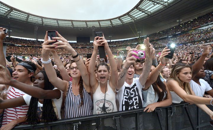 Des spectateurs brandissent leur t&eacute;l&eacute;phone portable au concert de Rihanna, le 8 juin 2013 au Stade de France. (BERTRAND GUAY / AFP)