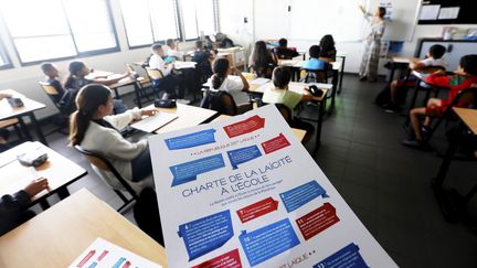 Une classe pendant un hommage à Samuel Paty à Toulon, le 13 octobre 2022. (FRANK MULLER / MAXPPP)