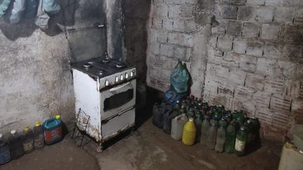 La pièce où ont été retenus une femme et ses deux enfants pendant 17 ans, à Rio de Janeiro (Brésil), le 28 juillet 2022. (RIO DE JANEIRO MILITARY POLICE / AFP)