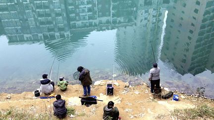 DEs hommes p&ecirc;chent dans la rivi&egrave;re &agrave; Hechi (Chine), le 24 janvier 2014. (REUTERS)