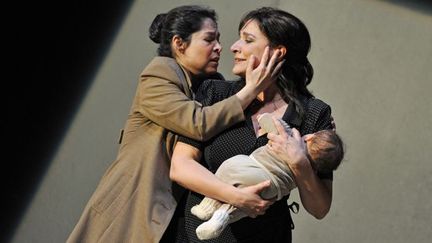 La cantatrice Cécilia Bartoli (à droite) dans "Norma" au Festival de Salzbourg 2013.
 (HANS JOERG MICHEL / SALZBURGER FESTSPIELE / AFP)