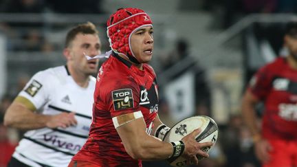 Cheslin Kolbe, passé de Toulouse à Toulon en août, est un symbole de la multiplication des transferts en Top 14. (DIARMID COURREGES / AFP)