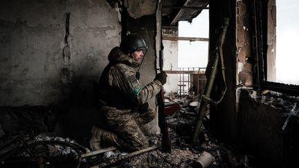 Un soldat ukrainien à Bakhmut, le 9 février 2023. (YASUYOSHI CHIBA / AFP)