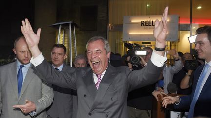 Nigel Farage, leader du&nbsp;Ukip, se réjouit des résultats du référendum sur le Brexit, vendredi 24 juin 2016 à Londres (Royaume-Uni).&nbsp; (TOBY MELVILLE / REUTERS)