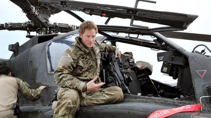 Le prince Harry sur un h&eacute;licopt&egrave;re Apache, le 31 octobre 2012, &agrave; Camp Bastion (Afghanistan). (JOHN STILLWELL / AFP)