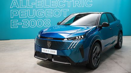 Peugeot a présenté en septembre dernier la e-3008, la version 100% électrique de son SUV. (ARNAUD FINISTRE / AFP)