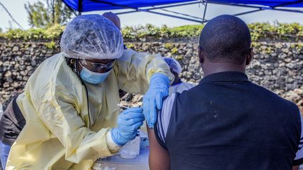 Un homme se fait vacciner contre le virus Ebola au centre de santé Afia Himbi à Goma (est de la RDC), le 15 juillet 2019. (PAMELA TULIZO / AFP)