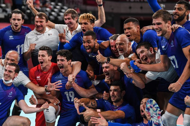 Les volleyeurs français exultent après leur victoire en demi-finale contre les Argentins, le 5 août 2021. (YURI CORTEZ / AFP)