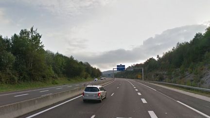 Une portion de l'autoroute A404 à Oyonnax (Ain), en septembre 2016. (GOOGLE STREET VIEW / FRANCEINFO)